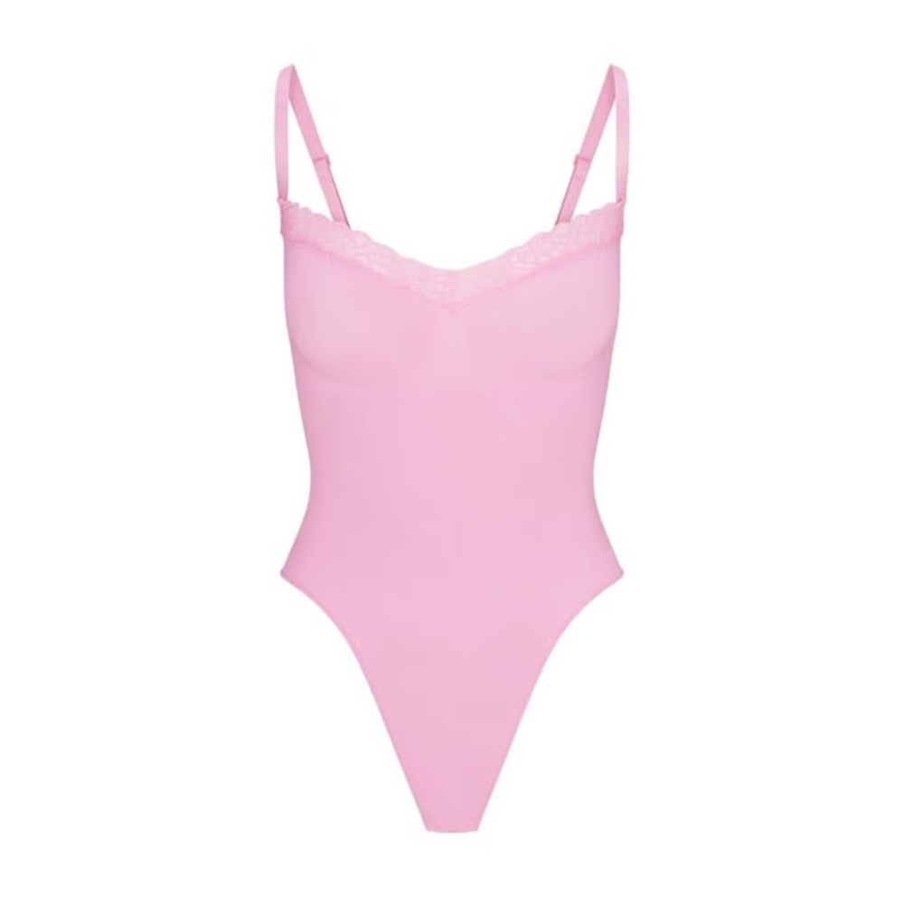 SKIMS SEAMLESS SCULPT LACE THONG BODYSUIT | BUBBLE GUM
